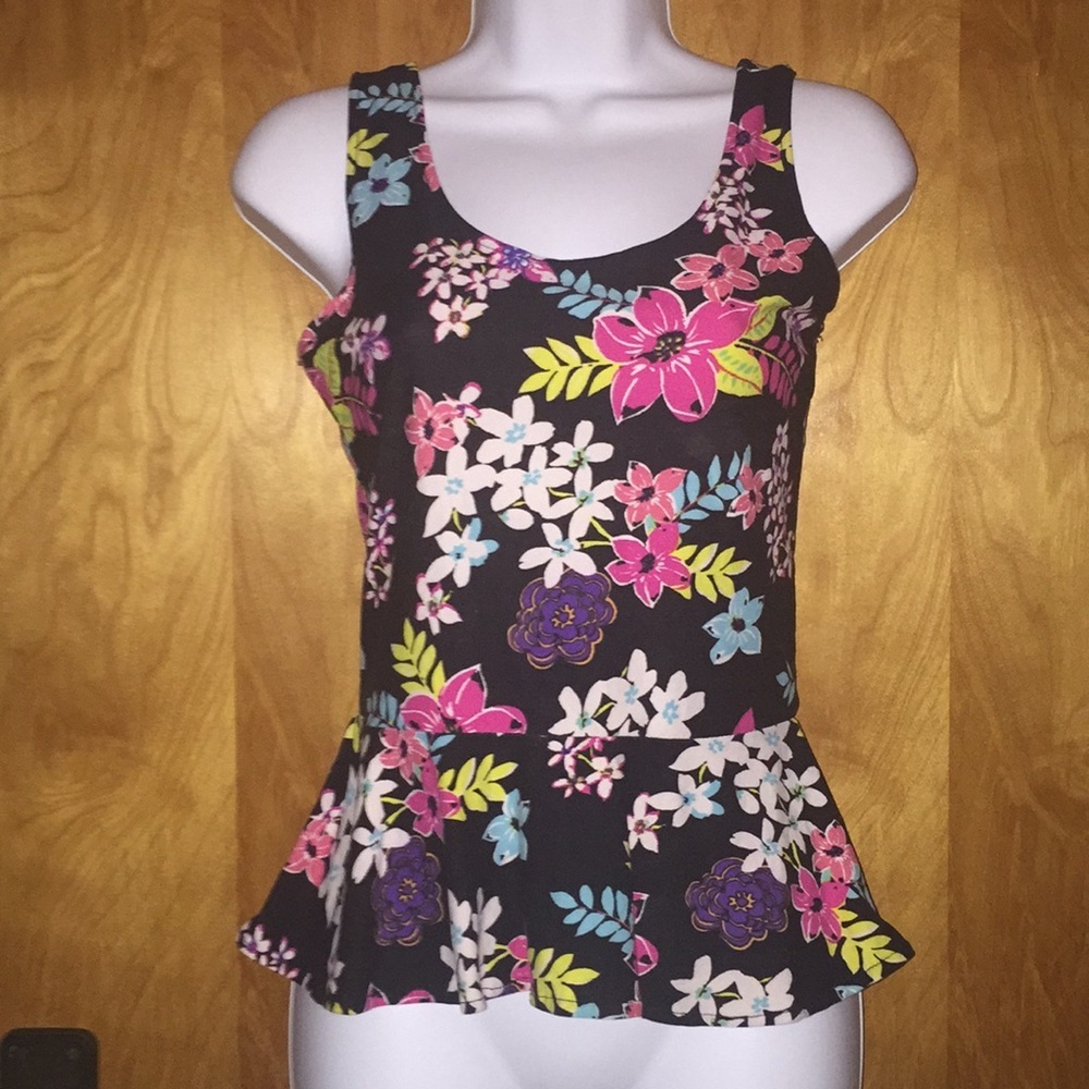 1st Kiss Floral Peplum Top Size Medium